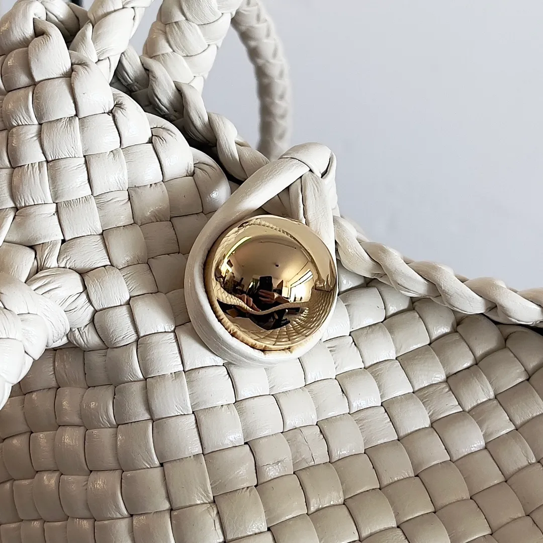 Batch 3760 BV collectible small woven handbags are really YYDS!! Bottega Veneta’s most classic small woven handbags are back! ! We use the highest quality leather with the highest craftsmanship❤️ to create the most expensive works. We have created the Intrecciato leather weaving process❤️ This unique traditional exclusive leather weaving method has not only become our logo but also reflects the time-consuming and labor-intensive craftsmanship of our products❤️ The new TOSCA handbag must be a selection worth collecting🆕 Style number: 776755 Size: 20*15.5*7cm